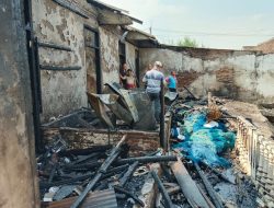 Lima Warung Ludes Terbakar di Paiton